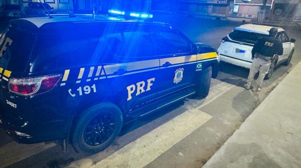 Carro com registro de roubo e sinais adulterados é apreendido pela PRF na BR-316