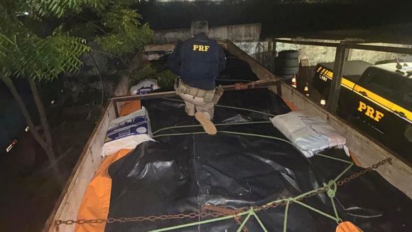 PRF apreende 6 toneladas de queijo transportado irregularmente em sacos de adubo e sem refrigeração em Caxias