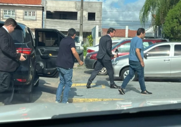 Suspeito da morte de PM, prefeito João Vitor Xavier se entrega à polícia
