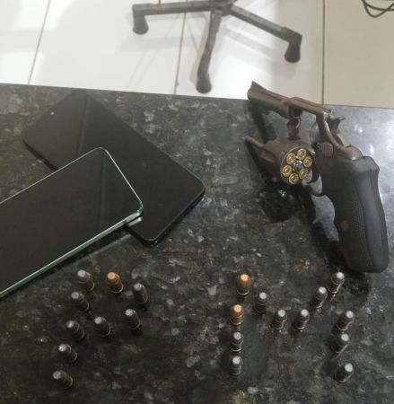 PM apreende arma de fogo e munições em Caxias; dois suspeitos foram detidos