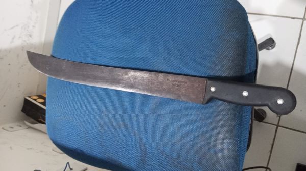 Ex-companheiro e filho são suspeitos de agredir mulher com socos e facão no João Viana