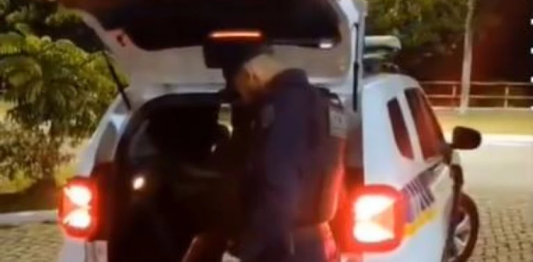 Homem é preso após tentar matar ex com facada; ao se defender, vítima ficou ferida