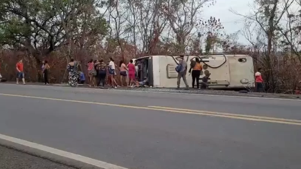 Ônibus sai da pista ao tentar desviar de veículo e deixa mais de 30 feridos na BR-316, em Caxias