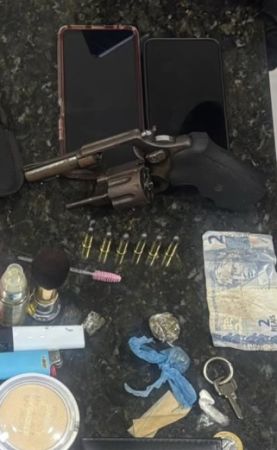 Casal é detido com arma de fogo no bairro Campo de Belém