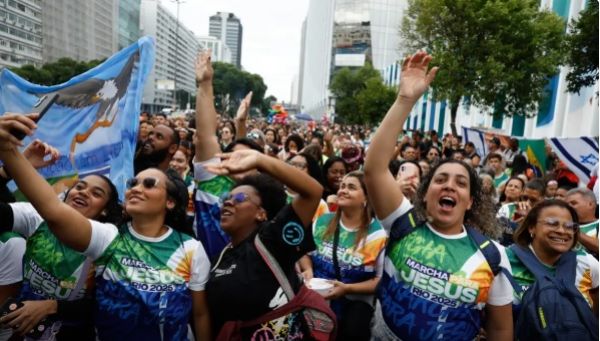 Evangélicos crescem e representam mais de um quarto da população