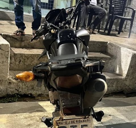 Motocicleta roubada é encontrada em matagal