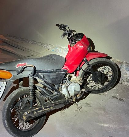 Motocicleta com registro de roubo é localizada pela PM coberta por palhas