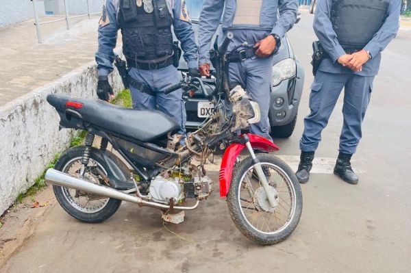 Moto roubada é recuperada em matagal no bairro Trizidela