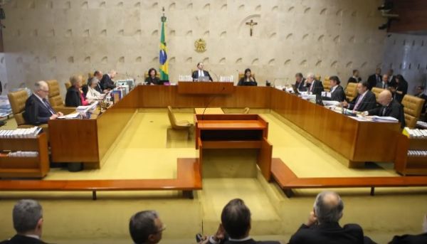 Maioria do STF vota por manter símbolos religiosos em órgãos públicos