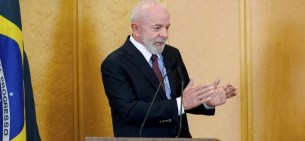 Lula assina decreto que antecipa o 13° salário de aposentados para abril e maio