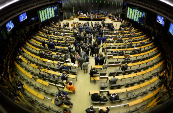Câmara dos Deputados abre inscrições para concurso com salário de R$ 30 mil e sem graduação específica