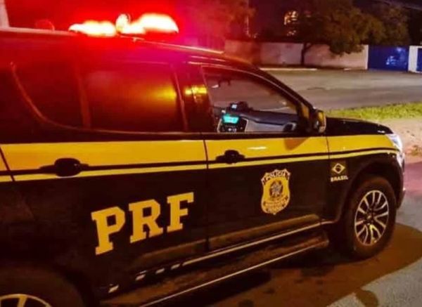 PRF detém motorista não habilitado e apreende arma de fogo em Caxias