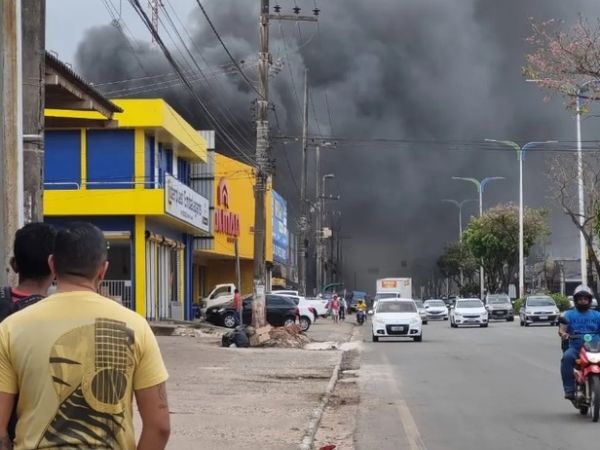 Incêndio provoca grandes nuvens de fumaça em avenida e assusta população em São Luís