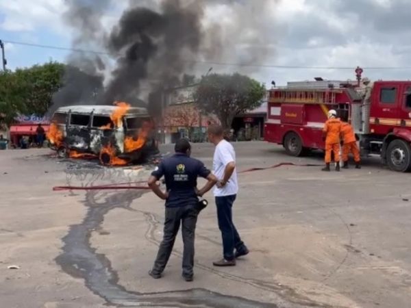 Kombi com crianças da Apae pega fogo no Maranhão