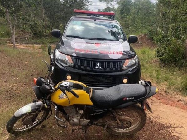 PM localiza moto roubada escondida em matagal no bairro Caldeirões