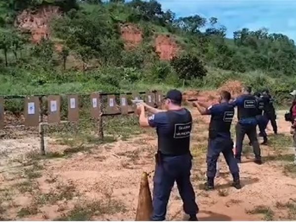 Guardas municipais recebem aulas práticas do curso de armamento