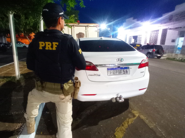 PRF recupera carro furtado durante fiscalização na BR-316, em Caxias