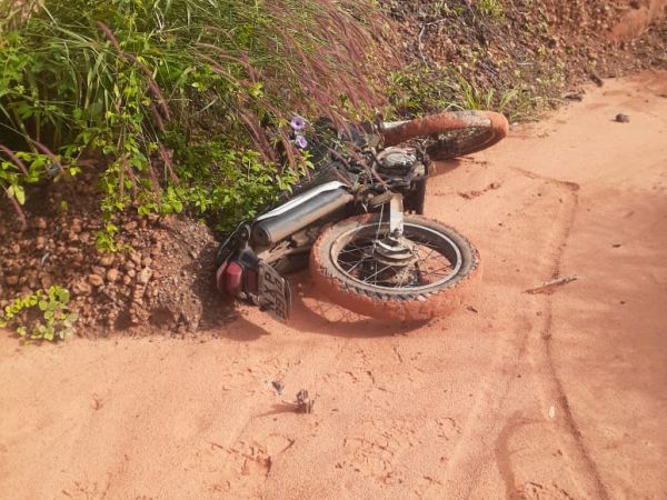 PM recupera moto roubada que foi abandonada na Vila Paraíso