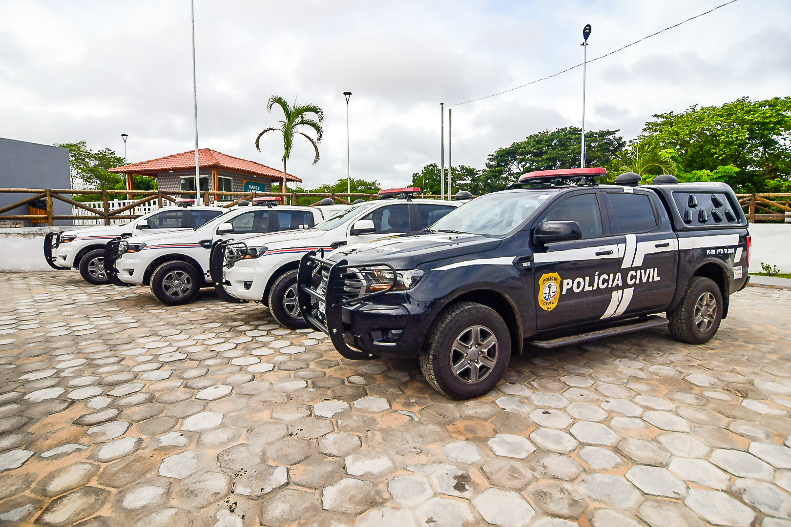 IGP de Caxias recebe três novas viaturas do Governo do Estado