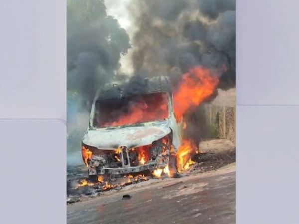 Ambulância de Coelho Neto pega fogo após retornar de Caxias