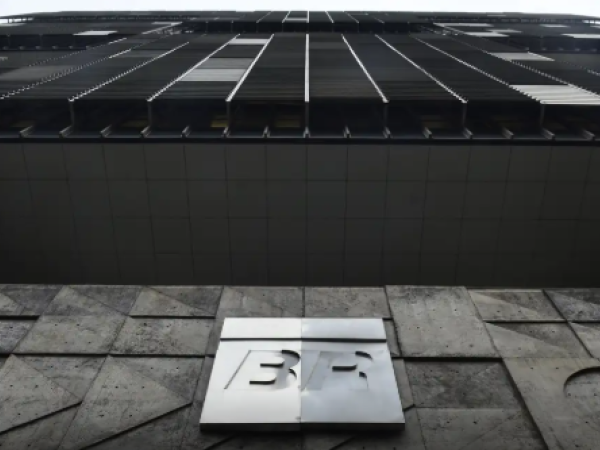 Petrobras reduz preço da gasolina em 5,2% a partir desta terça