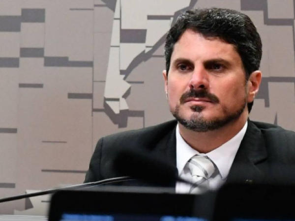 Senador Marcos do Val é levado para colocar tornozeleira eletrônica