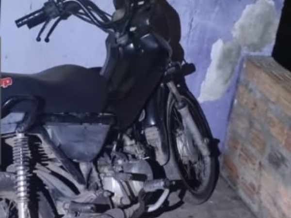 Suspeito é capturado com motocicleta furtada após tentar fugir da PM em Caxias