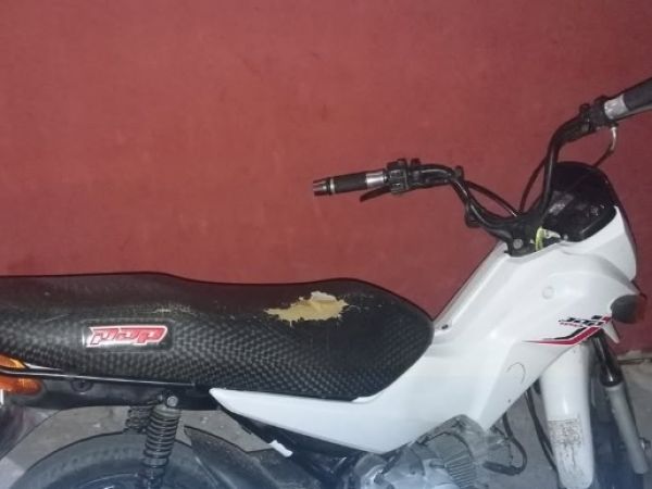 Casal sai de motel sem pagar e deixa moto roubada como "garantia" em Caxias