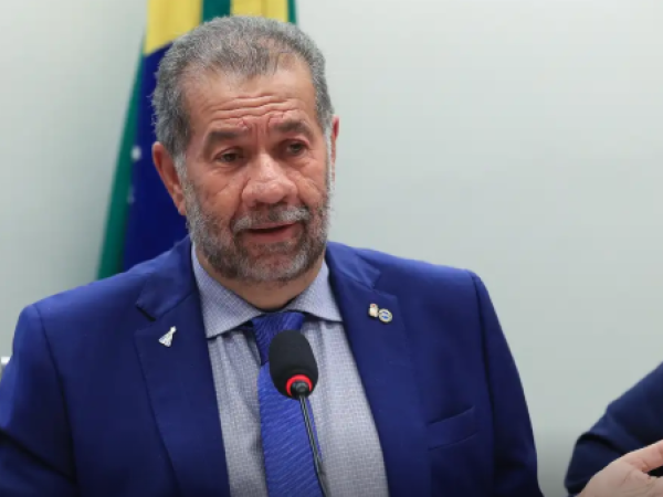 Após fraude no INSS, Lupi pede demissão do Ministério da Previdência