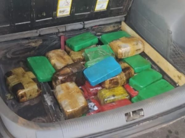Quase 100 kg de crack são encontrados em fundo falso no porta-malas de carro