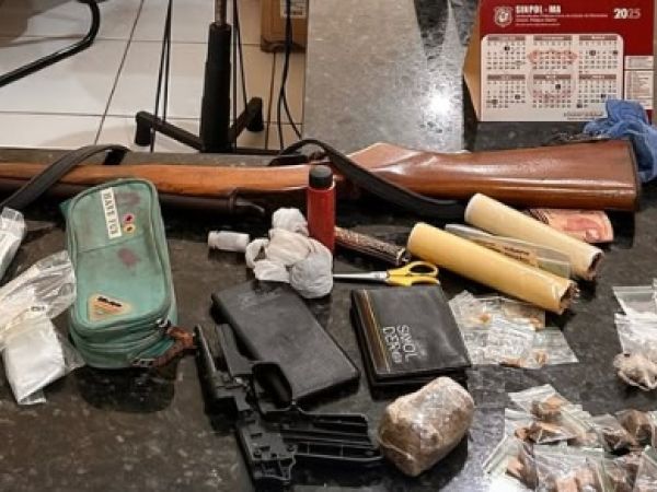 Polícia Militar apreende drogas, arma e motocicleta roubada em Caxias