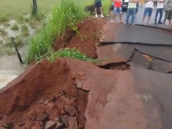 Trecho da rodovia MA-326 se rompe após forte chuva em Lago Verde