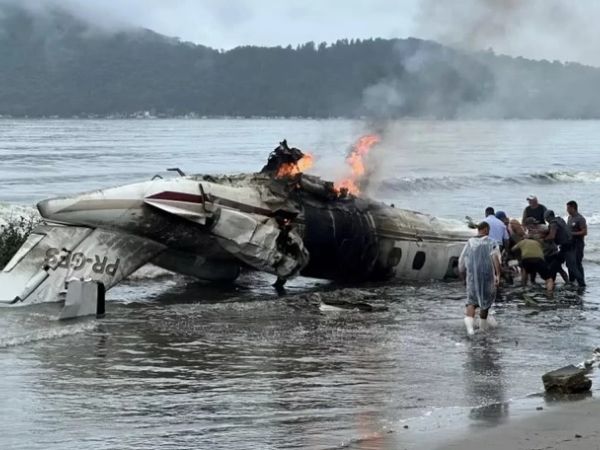 Avião de pequeno porte explode após ultrapassar pista em Ubatuba