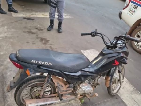 Moto com registro de roubo é encontrada em terreno baldio no bairro Vila Arias
