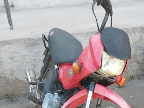 PM recupera motocicleta furtada em área de mata no bairro Vila Arias