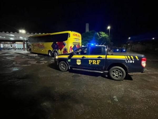 PRF flagra transporte clandestino de passageiros em ônibus que realizava viagem entre Caxias e Brasília