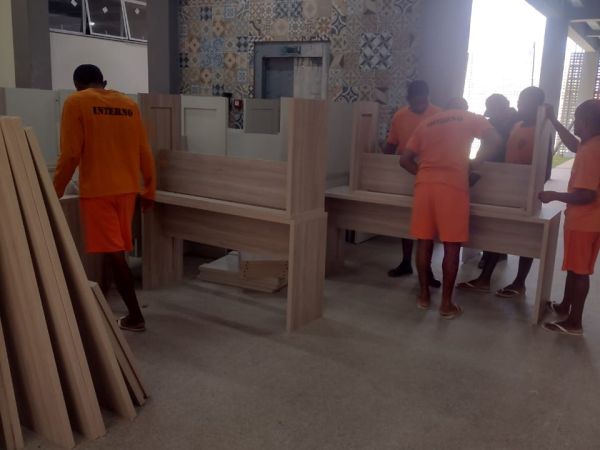 Internos da Unidade Prisional de Caxias colaboram com montagem de móveis da UEMA e mudança da CIRETRAN