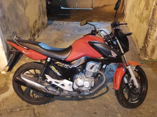 Moto roubada é recuperada em abordagem policial