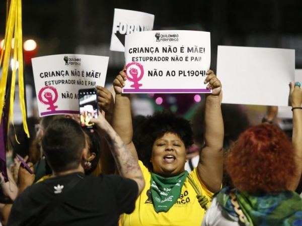 Manifestantes vão às ruas contra PL que equipara aborto a homicídio