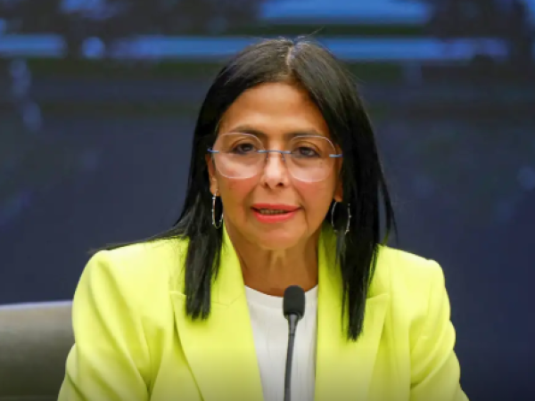 Forças Armadas da Venezuela reconhecem vice como presidente interina