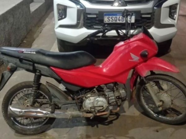 Motocicleta com registro de roubo é localizada pela PM no bairro Vila Arias