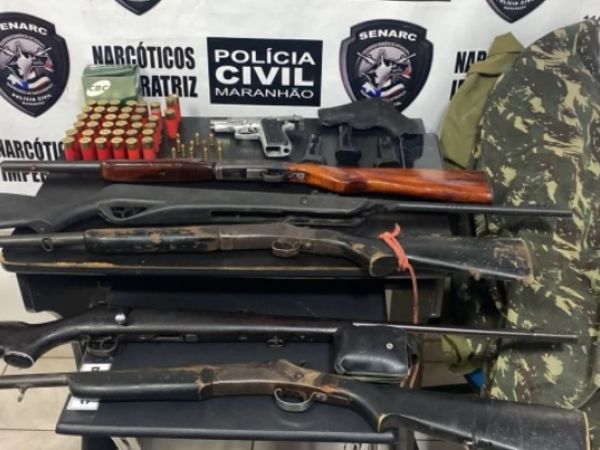 Homem é preso com armas e fardamentos do Exército e da PM