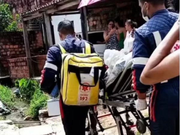 Mulher dá à luz em casa após ambulância não conseguir entrar em rua intrafegável