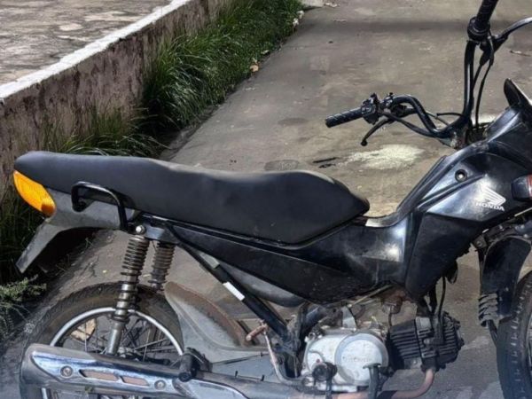 Motocicleta roubada é recuperada em abordagem policial