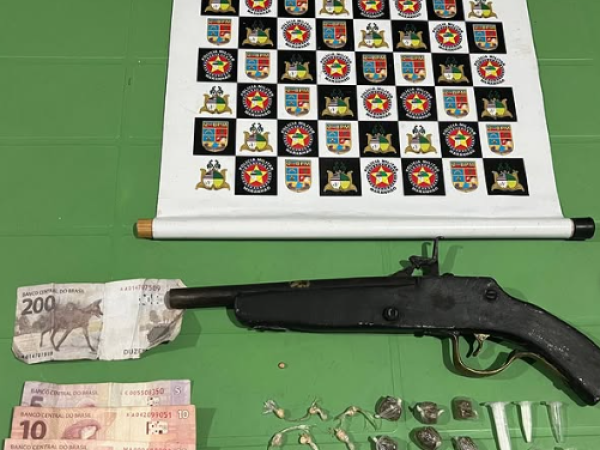 Suspeito é preso com drogas, arma de fogo e cédula falsa em Aldeias Altas