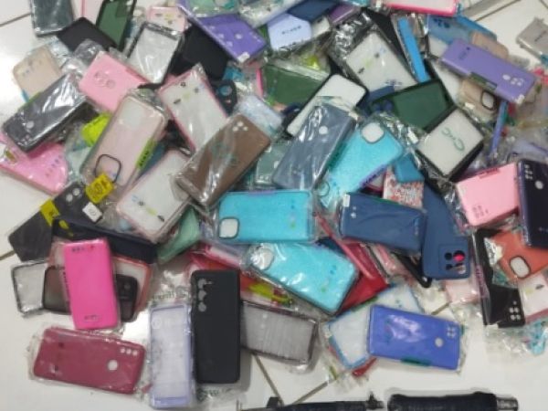 PM apreende capas de celular roubadas, objetos furtados e armas artesanais na Vila Paraíso