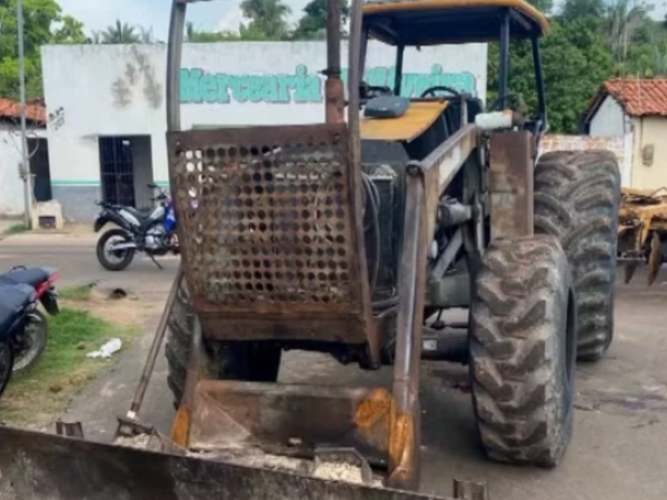 Adolescente fica em estado grave após ser atropelado por retroescavadeira; motorista fugiu do local