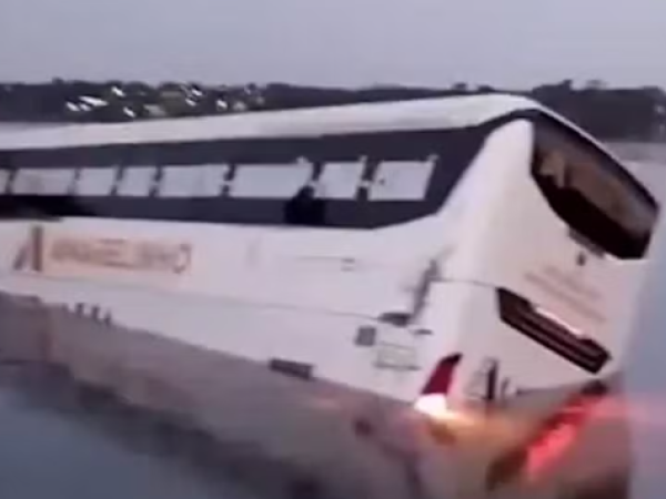 Ônibus cai em rio durante travessia por balsa entre TO e o MA, após queda de ponte