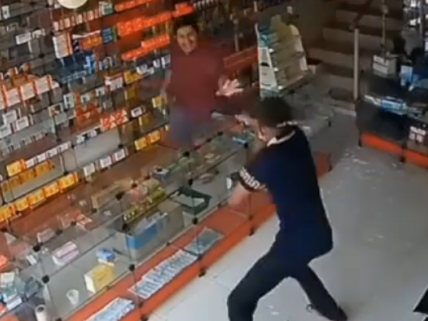 VÍDEO: dono de farmácia reage a assalto e se fere com estilhaços após criminoso atirar em balcão de vidro em Codó