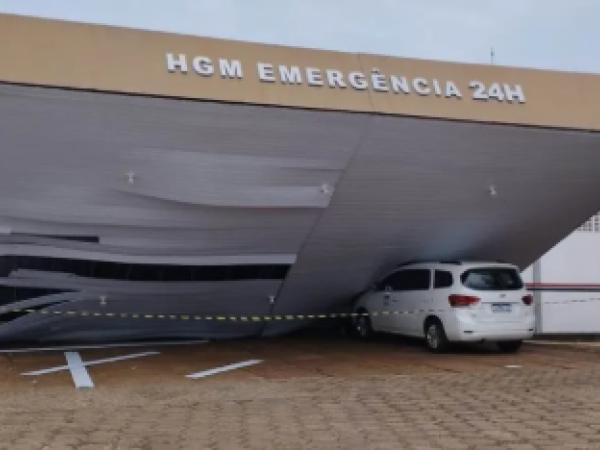 Estrutura da frente do Hospital Geral Municipal de Codó desaba durante forte chuva com ventania